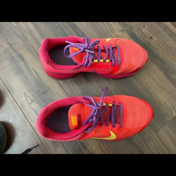 Nike shoes. Structure 17. Size 6.5 - Picture 2 of 3